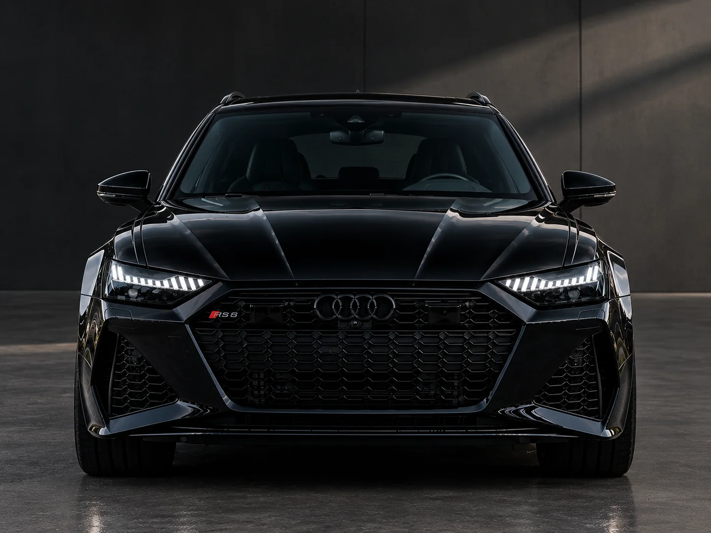 Audi RS6 noire dans un hall sombre